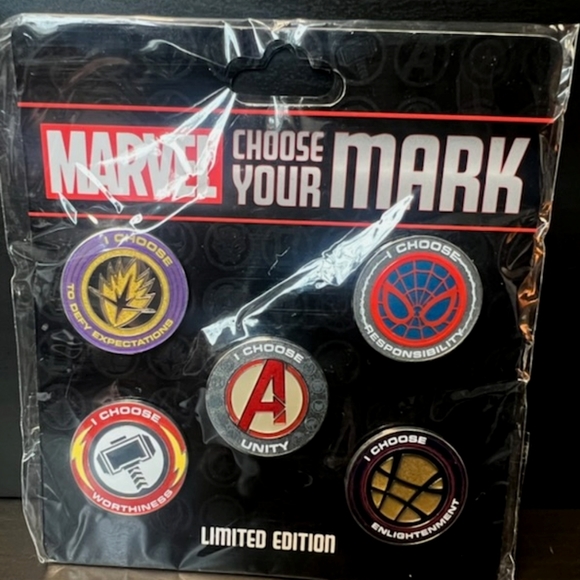 MARVEL CHOOSE YOUR SET #2 DISNEYLAND RESORT PASSHOLDER EXCLUSIVE - Picture 1 of 2